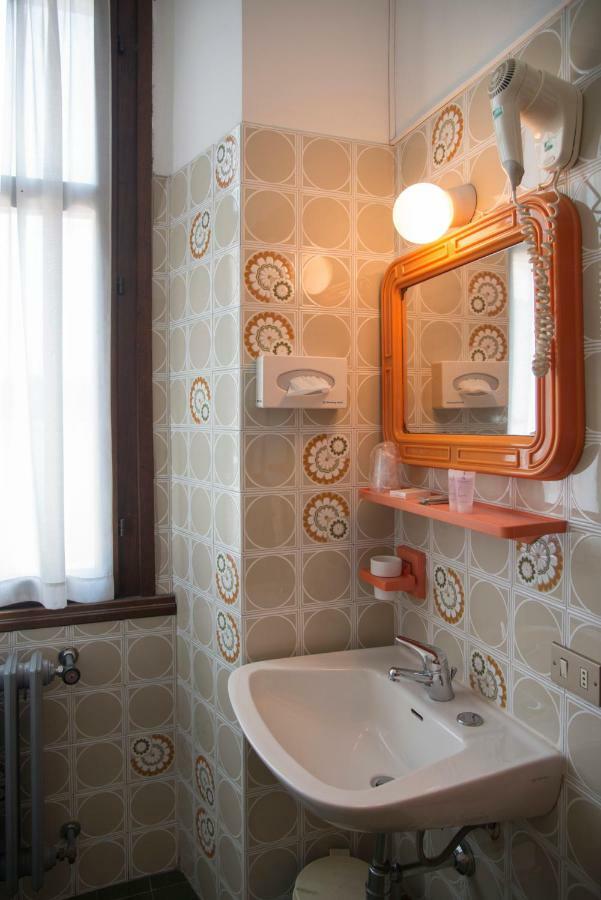 Hotel Florida Arona Buitenkant foto